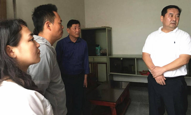 近日,兴化市委常委,常务副市长徐立华来到昭阳街道,走访慰问农村 "