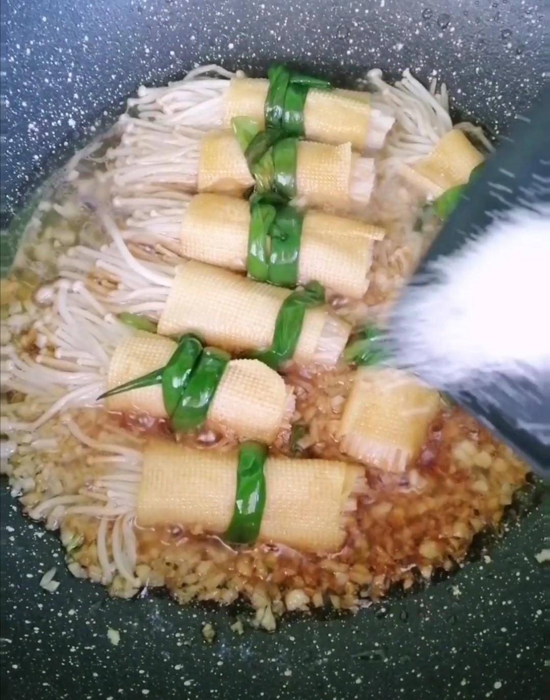 2豆腐皮是大豆磨浆烧煮后凝结干制而成的豆制品