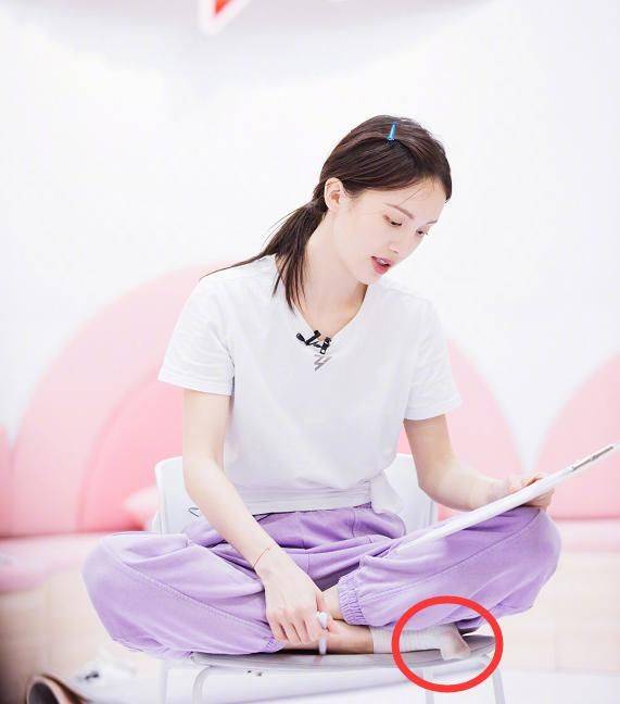 金晨以为没镜头,脱鞋直接坐椅子上,而全网都看她袜子:五天没洗?
