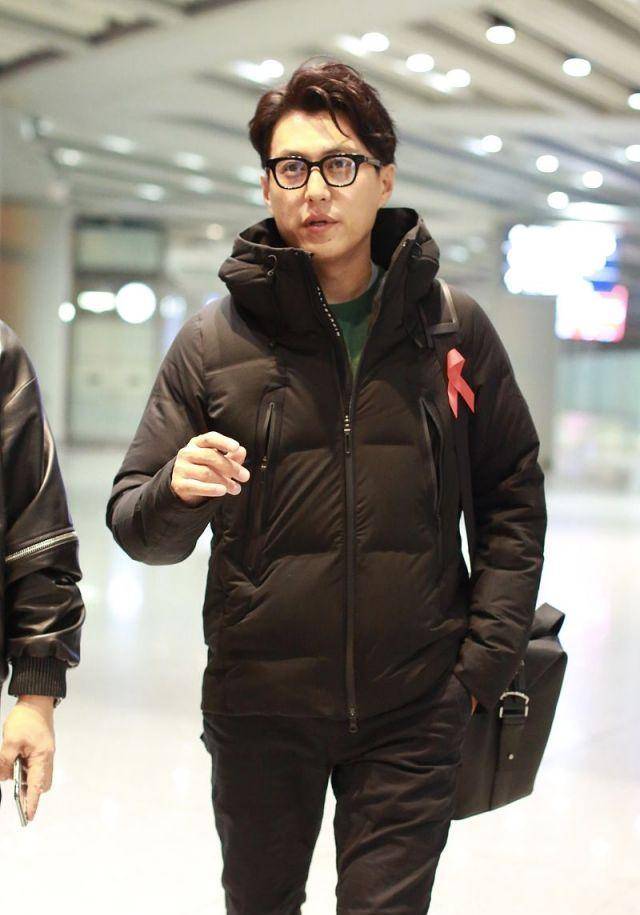原创靳东穿羽绒服走机场型男变大叔寒冷季这样穿棉衣太帅不臃肿