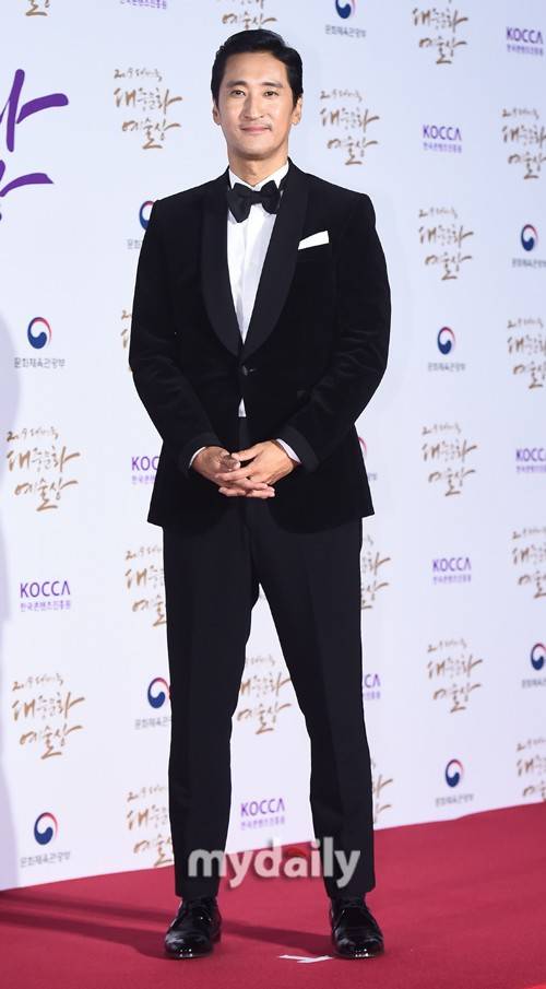 韩星申贤俊原经纪人自曝被苛待多年 月薪3500无抽成