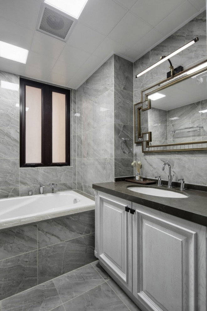 卫生间卫生间整体铺了灰色全抛釉瓷砖,简单干净,挂镜为空间增添了一份