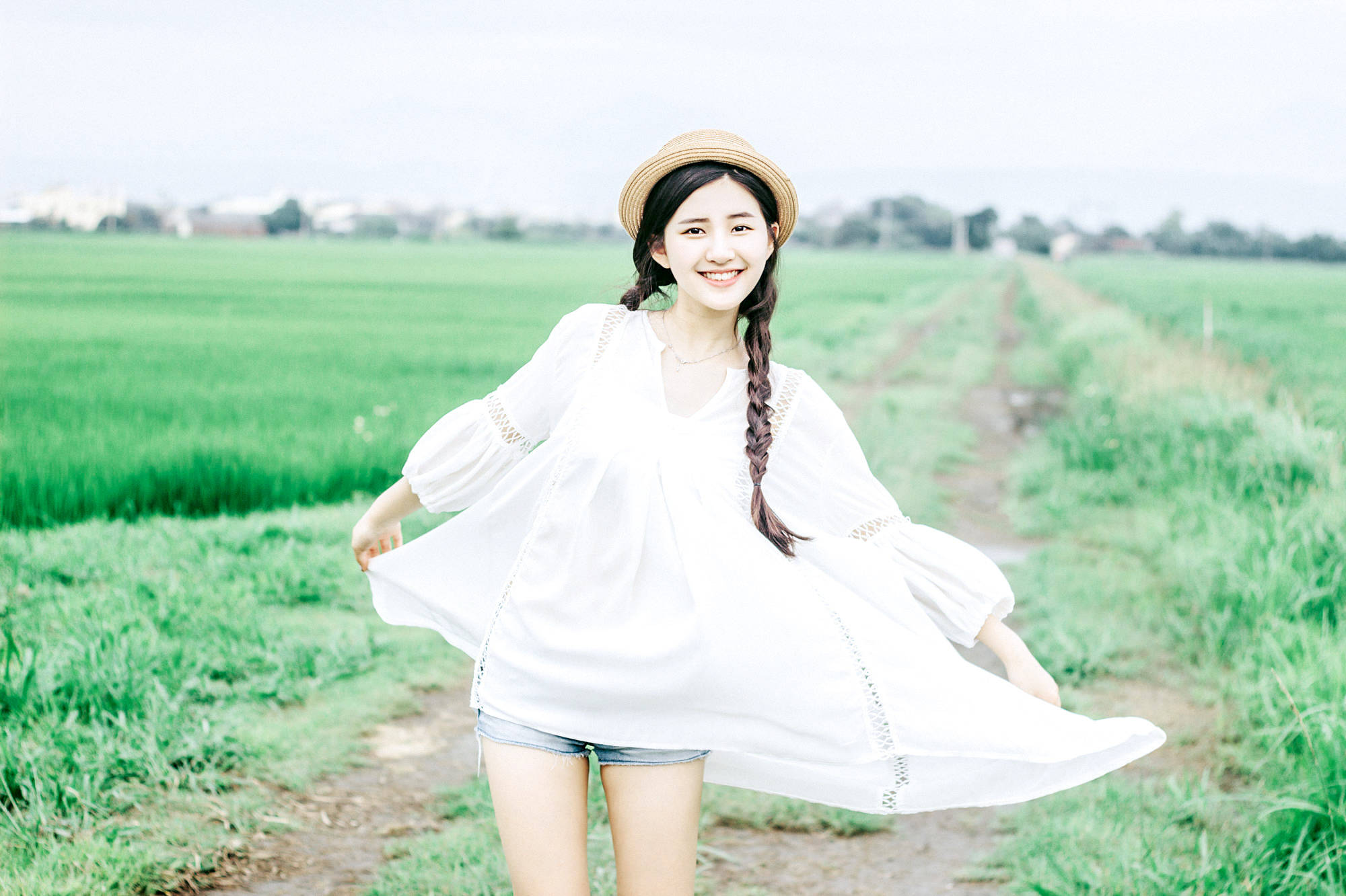 赵露思很甜美,身穿一袭白色连衣裙搭配杏色草帽,清纯又唯美_的设计