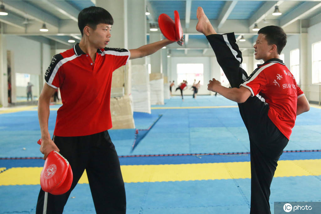 河南少林塔沟武术学校 跆拳道队学员日常腿法训练