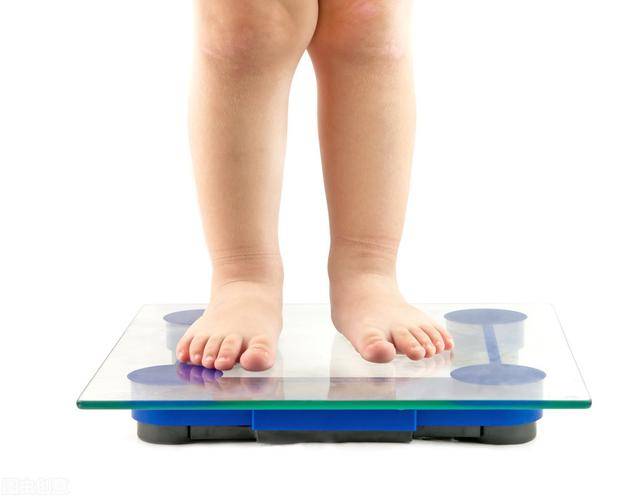 太胖了,萌娃遭亲妈嘲笑,谁能体会小胖墩的烦恼……_孩子