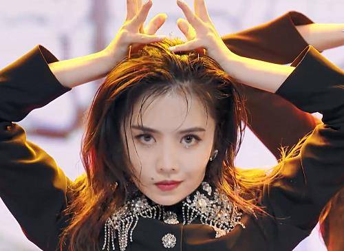 安崎的镜头感有多好?跳舞结束的一个小表情,让虞书欣都不淡定了