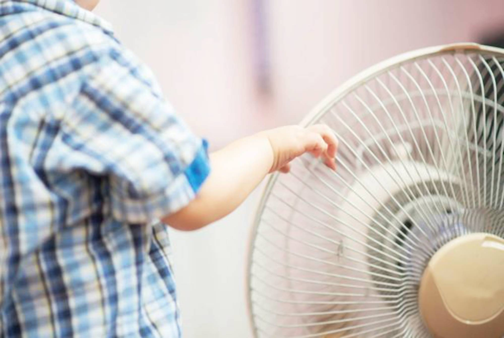 原创天气越来越热宝宝吹风扇好还是吹空调好听听儿科医生怎么说