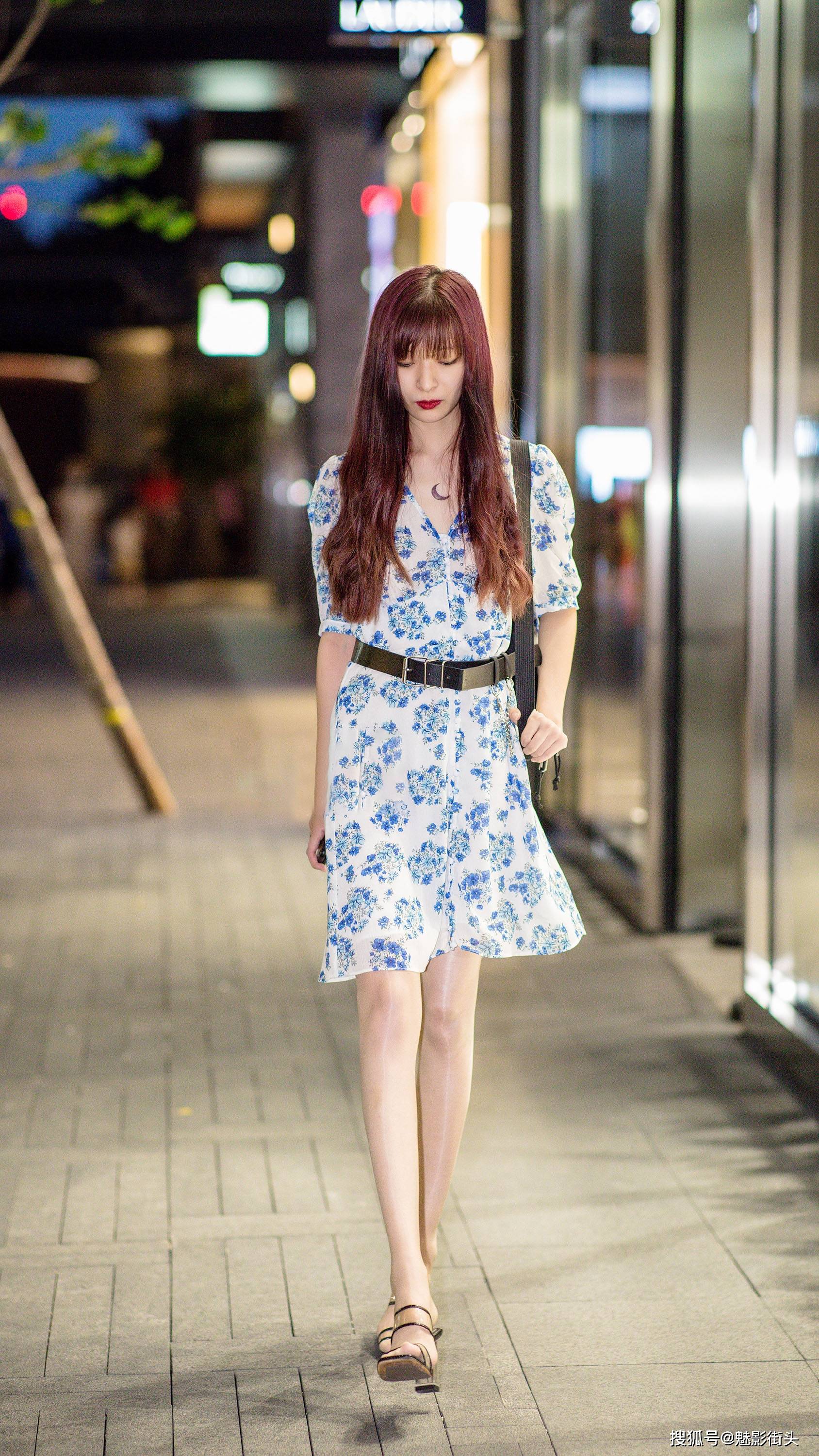 夏天是穿裙子的季节,更是穿凉鞋的季节,今年最火的裙子是印花连衣裙