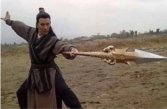 矛杆长一丈,矛尖长八寸,刃开双锋,作游蛇形状,又名丈八点钢枪.