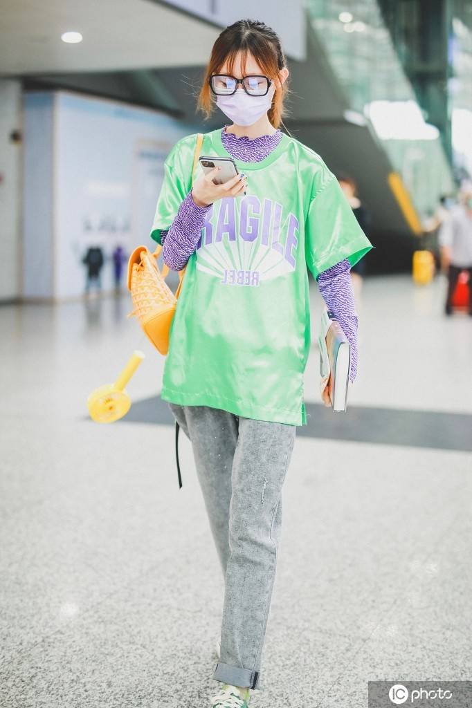 陈雪凝戴黑框眼镜现身呆萌可爱 荧光色t恤青春靓丽