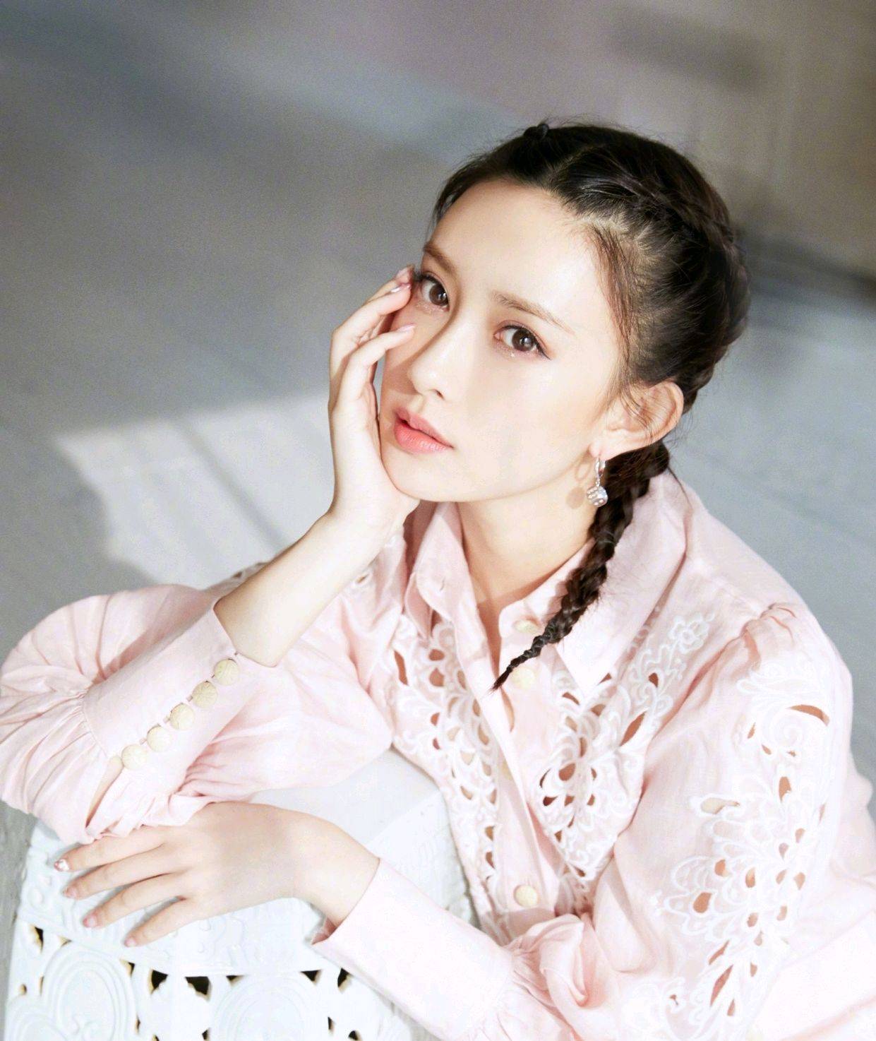 她真的很敢穿,从配色上来说,这套服装是淡淡的粉色,穿在孟子义身上,给