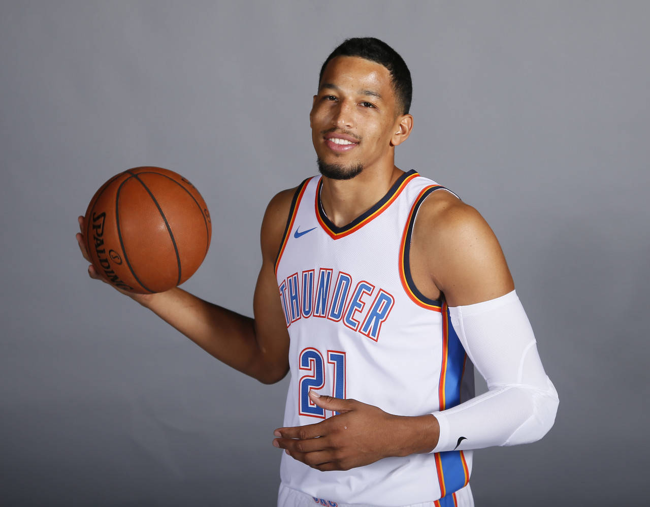 雷霆大将伤停两年半终恢复训练 保罗:我为他高兴_罗伯森