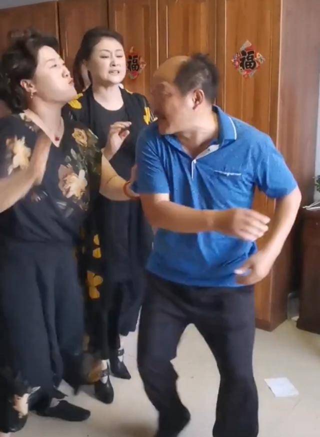 的是,不一会,本来坐着的几个人突然站了起来,然后开始和谢广坤打架,谢