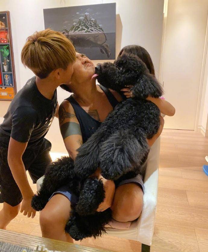 好温馨吴速玲为老公庆生曹格被儿女献吻超幸福