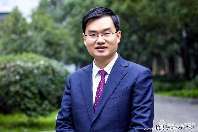 童伟:中共中央党校《国家记忆人物大典》入选人,湖北省杰出的青年企业