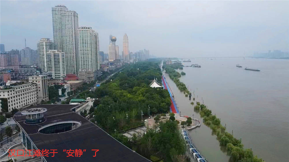 漢口江灘公園封園,等待到江水退去時,歡迎再來賞江灘美景.1/12