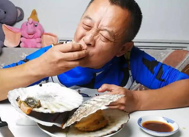 孩子给大叔买了两个扇贝,50一斤开始,不舍得吃,后来"真香"!_生活