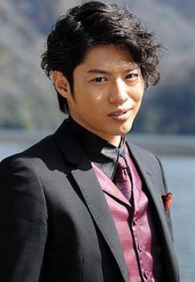 青柳尊哉在《欧布奥特曼》中饰演的伽古拉是一个很