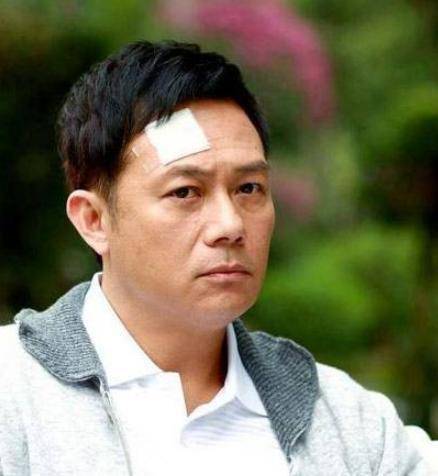 他在香港上班19年不温不火,一到内地就大红大紫,如今身价过亿!_张兆辉