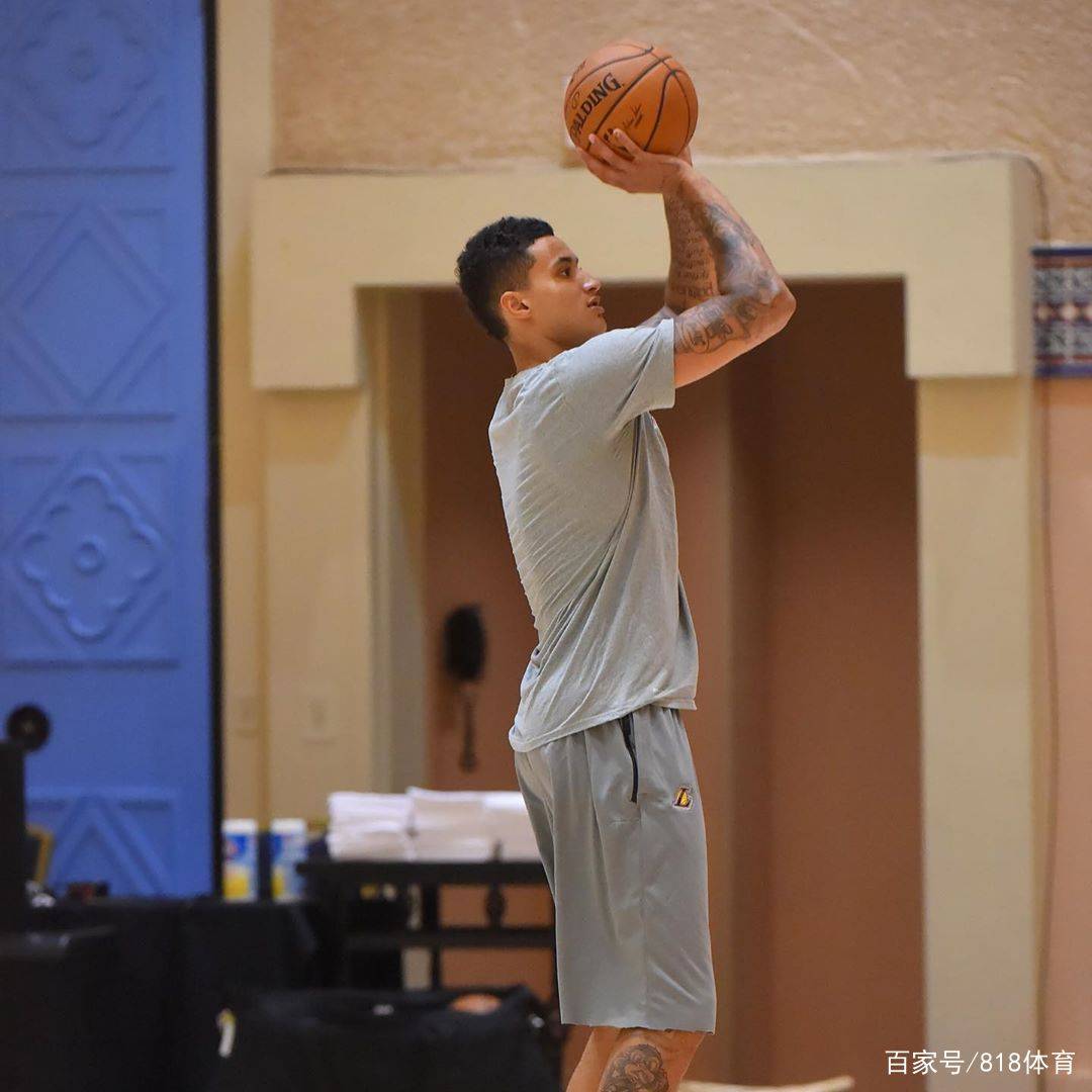 热身时的投篮.库兹马表示,"自信是当你准备充足的时候!