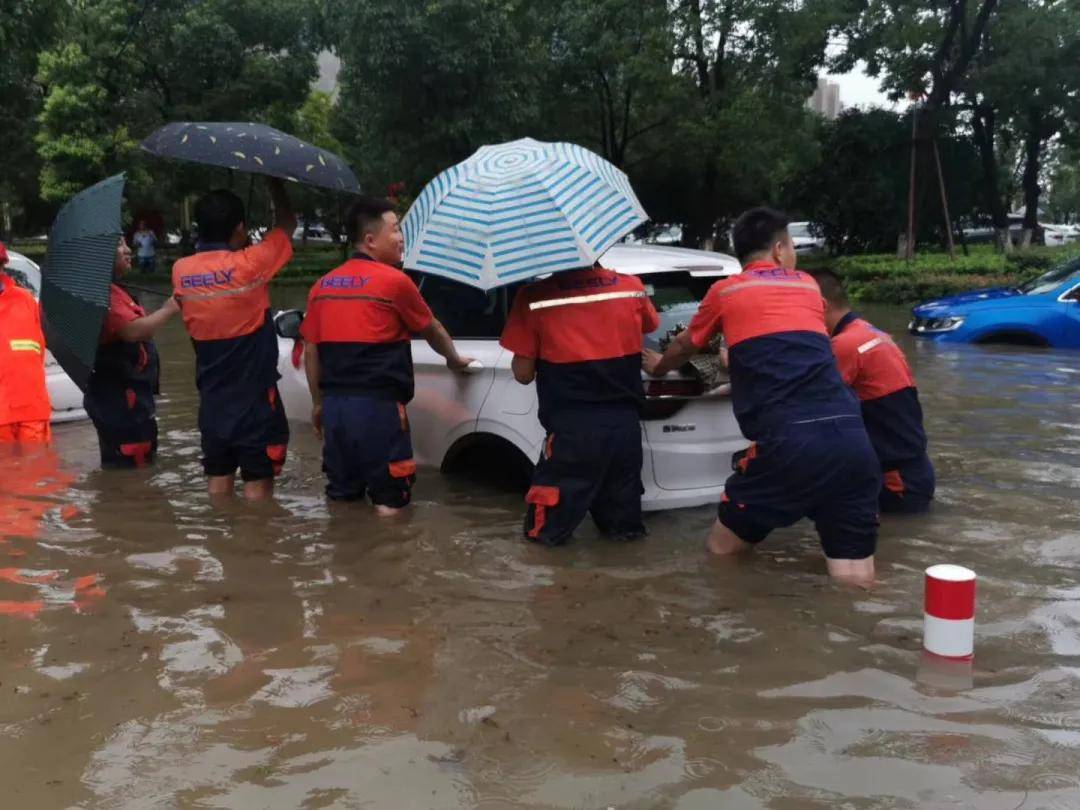 服务故事暴雨来袭吉利24小时道路救援在行动