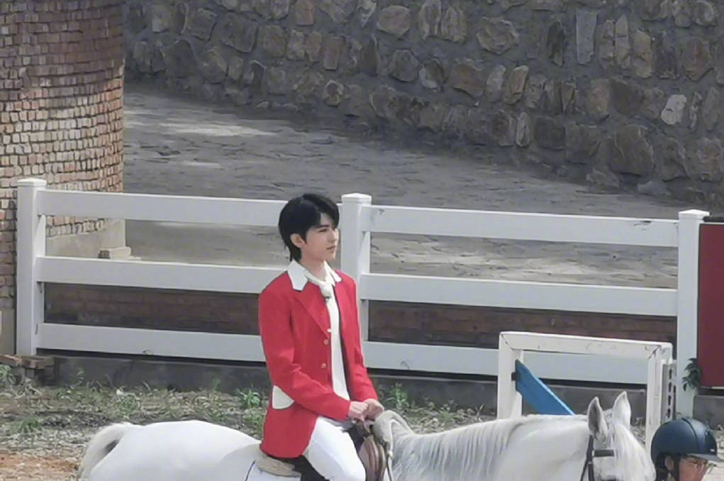 《奔跑吧》路透照曝光 蔡徐坤穿红色马术服俊朗挺拔