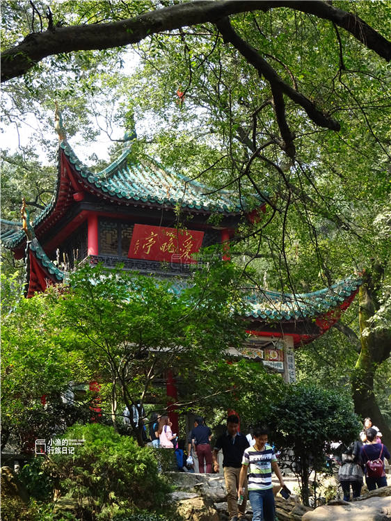 湖南大学建在岳麓山脚下,这座古代名山中还散落着众多人文遗迹,爱晚亭