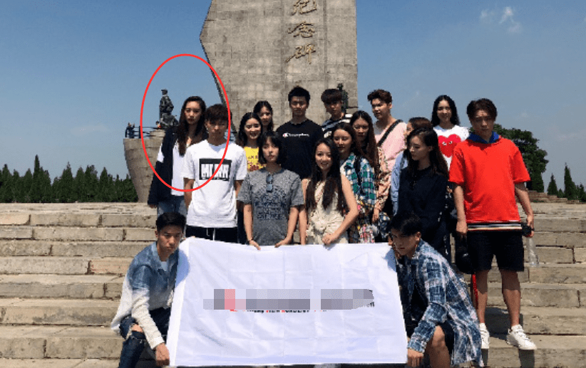 有一种合照叫关晓彤,看到她在同学中站的位置:红是有原因的