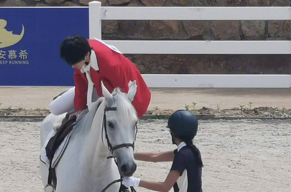 《奔跑吧》路透照曝光 蔡徐坤穿红色马术服俊朗挺拔