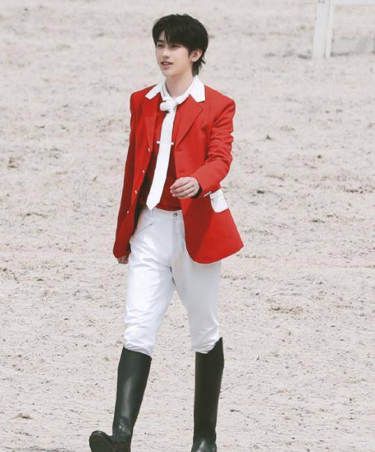 原创蔡徐坤骑马场被抓拍,看到全身照,确定不是童话里的白马王子?