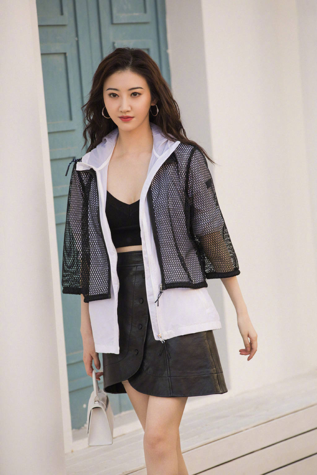 景甜这套穿搭亮了:不羁女孩的时尚,极富青春气息
