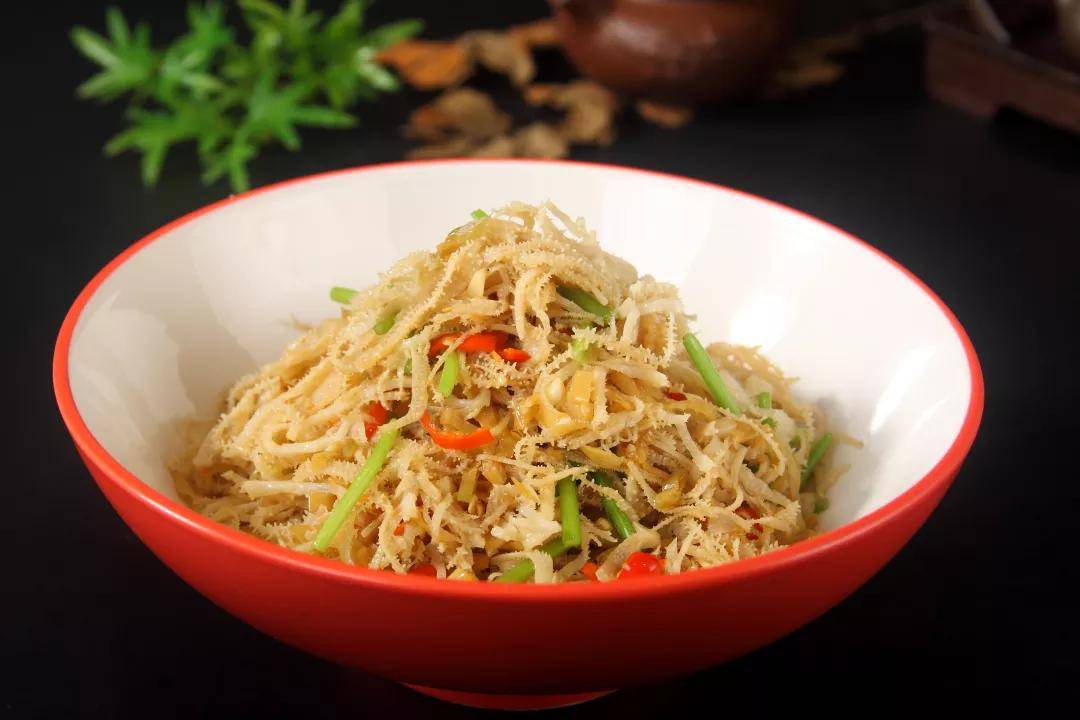 白辣椒炒牛百叶:是一道纯正的湘菜,白辣椒在外地很少能吃到,不知道你