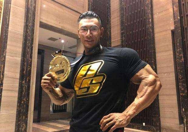 原创中国健身两大传奇人物,鹿晨辉与吴龙,谁是健身第一人?