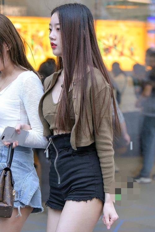 两个热裤小姐姐,看起来意外的好看