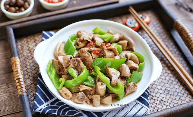 【辣椒爆炒花肠】花肠500克,牛角椒2根,指天椒1根,姜丝适量,酱油15克