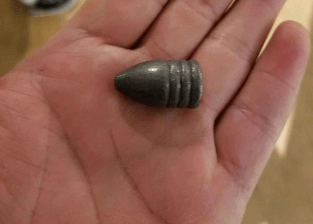 前的大炮都是直接打出去不会炸开,而阿姆斯特朗前膛炮发射的是开花弹