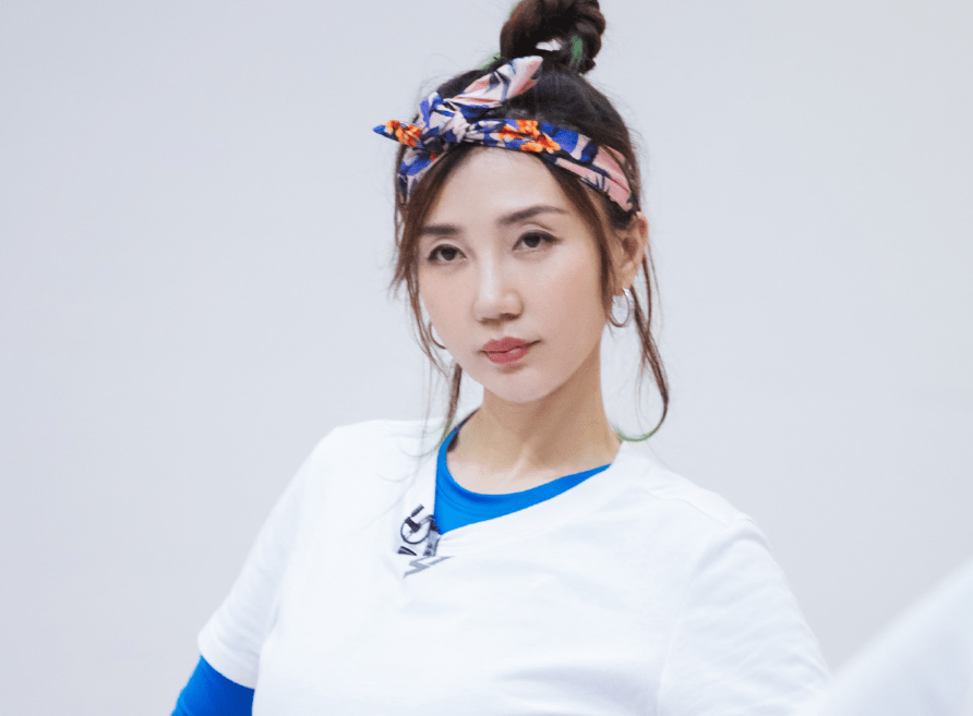 原创《乘风破浪》阿朵被淘汰,宁静难过落泪被当小孩哄,她又真香了