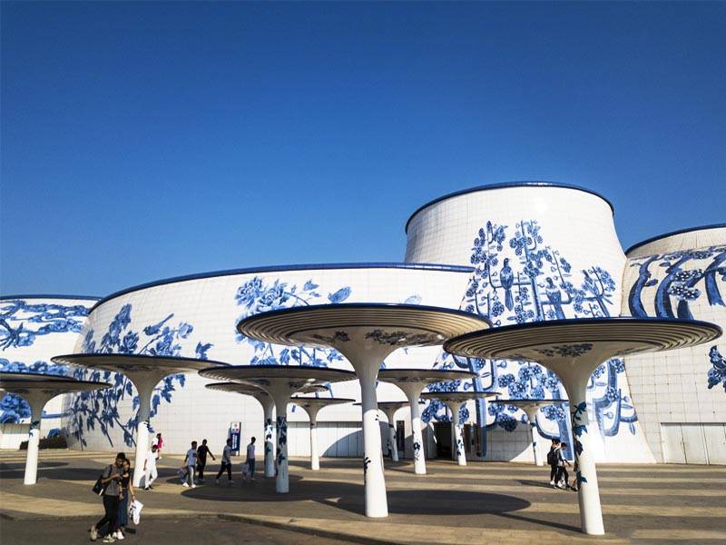 但是王健林依然坚持打造青花瓷万达广场,最后景德镇青花瓷万达茂虽然