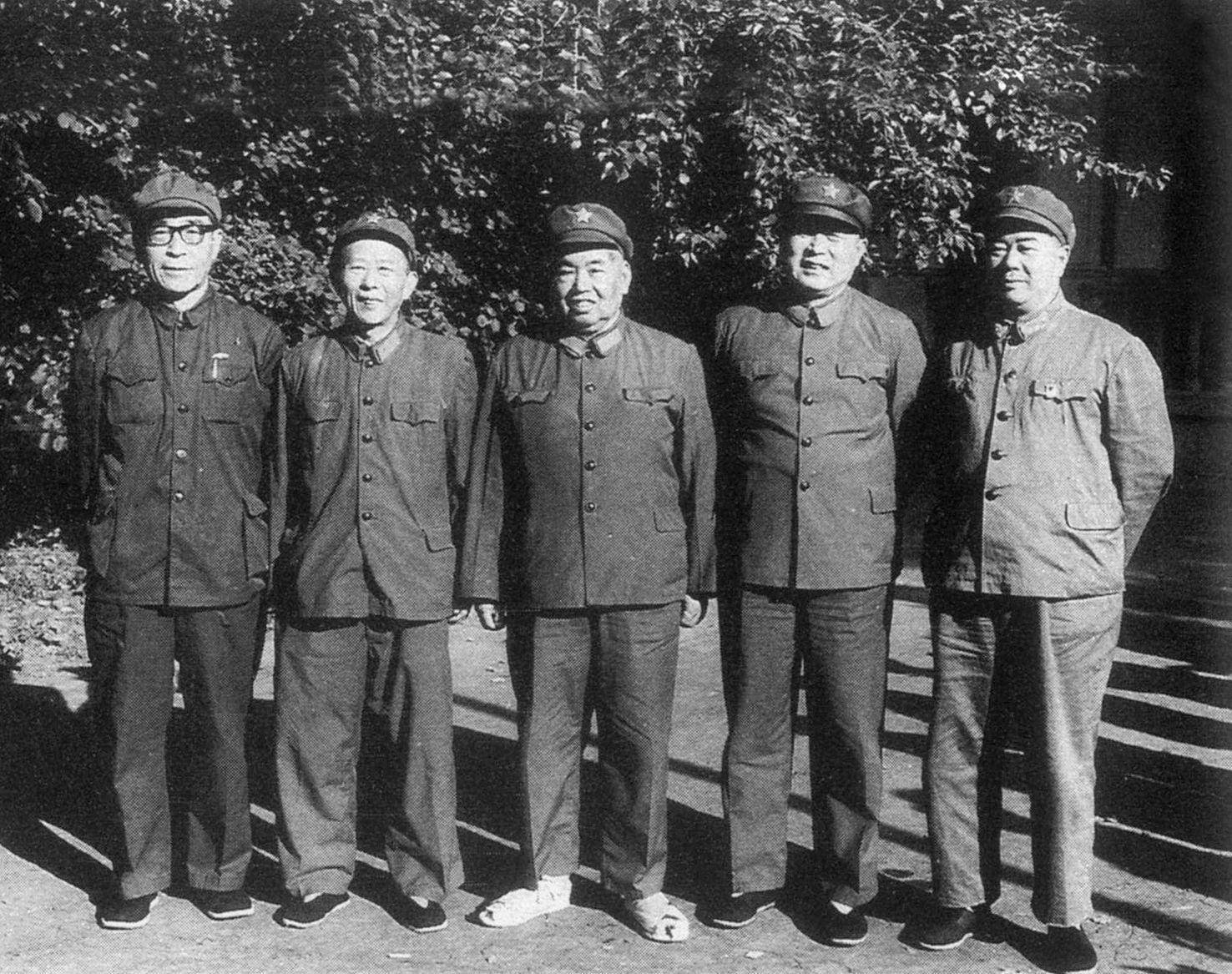 邓政委调任129师,刘华清护送忘记带钱,路上吃饭政委掏腰包