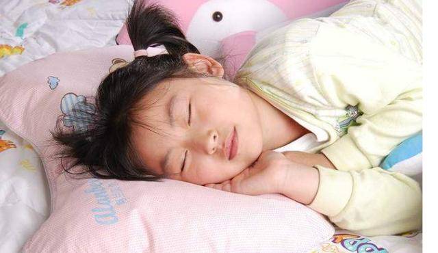 睡硬枕头上会造成大小脸, 头的形状是有基因决定的
