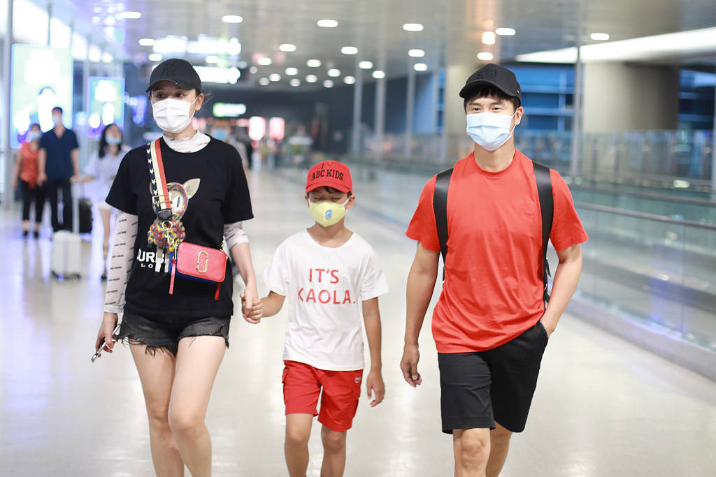 田亮一家罕见合体 儿子田宸羽与爸爸似"复制粘贴"