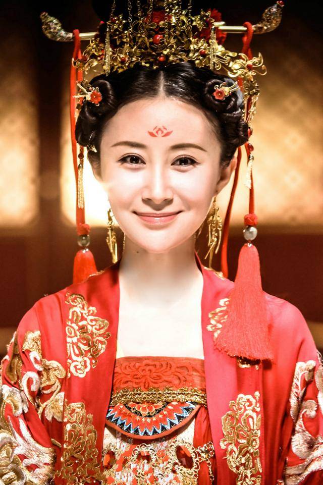 里一人饰演两个角色,一为大臣之女舒婉心,另一个则是明珠谷大师姐雪