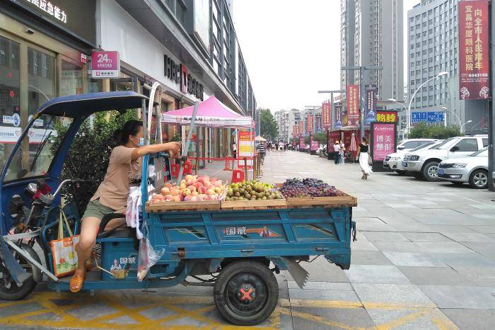 三轮车卖水果摆放图片图片