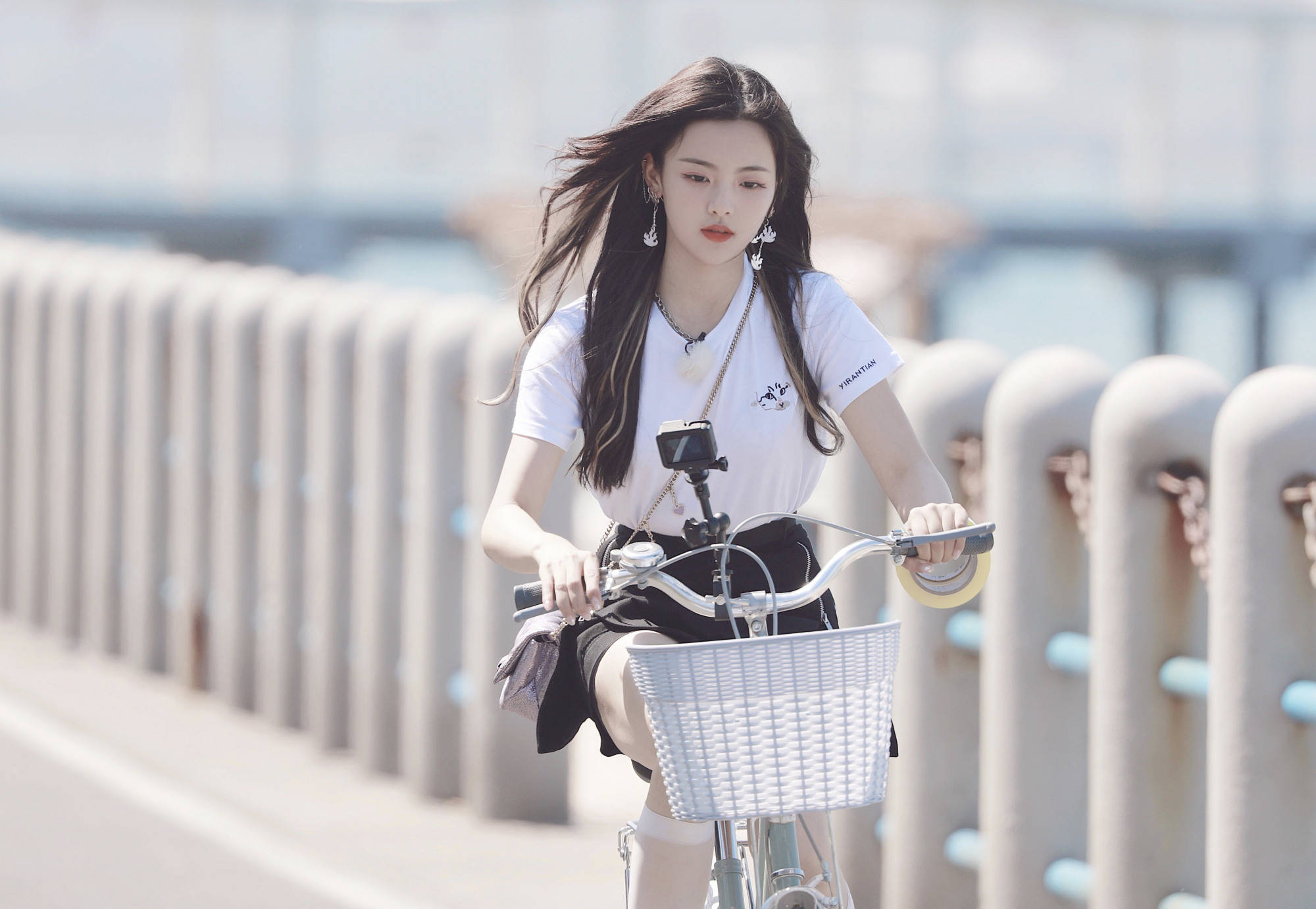 原创杨超越中餐厅路透照蓝t恤配牛仔裤清纯青春建模脸太吸睛