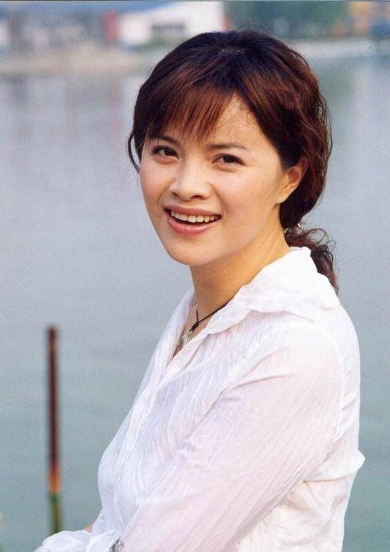 贴上低俗标签女演员石兰被人民网评价性感石破天惊今生活美满