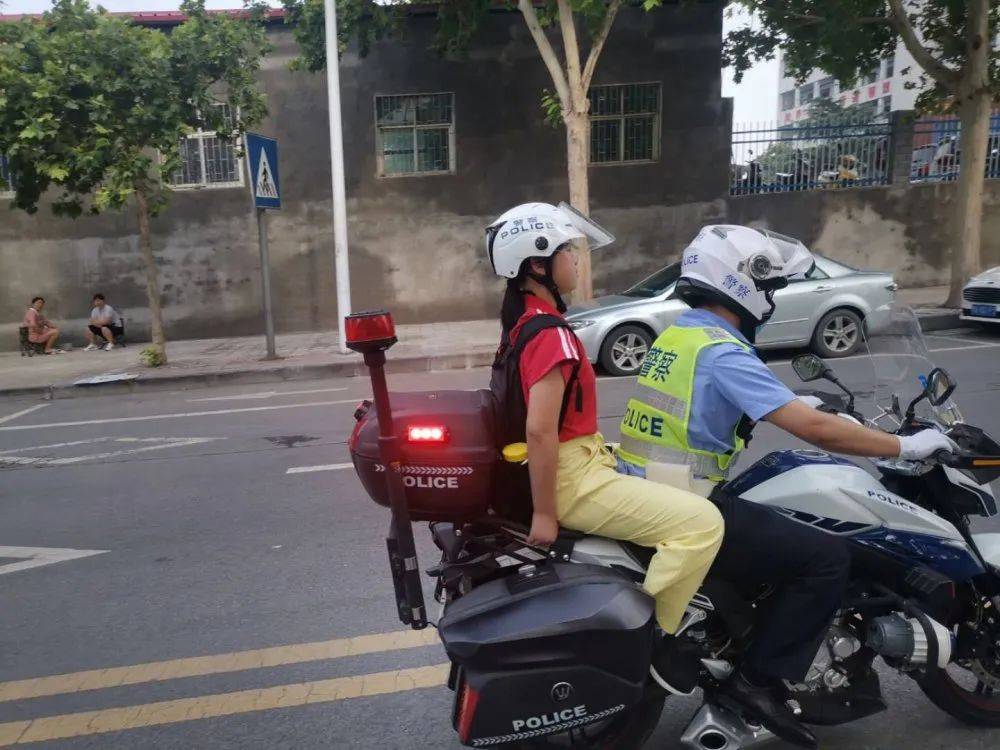 中考考生紧急求助巩义执勤交警铁骑快速反应互送考生顺利进场