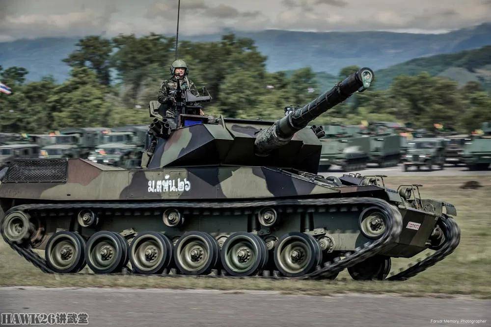 泰国陆军战术检查演习"魟"式轻型坦克登场 表演快速行驶和射击