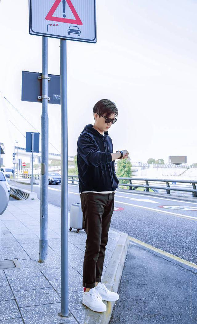 靳东机场耍帅,戴墨镜似韩国欧巴,年纪让人猜不透