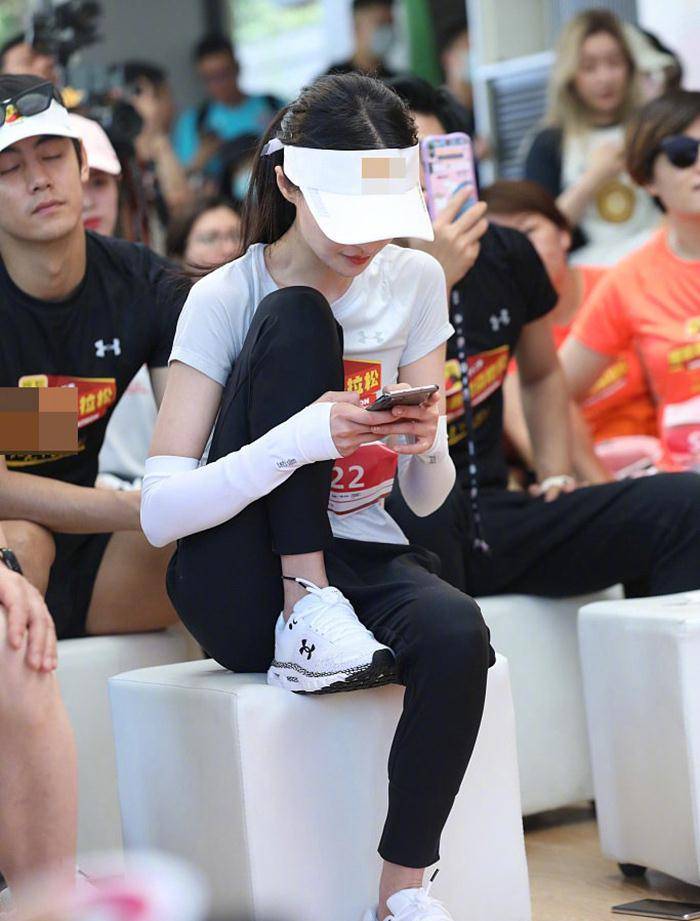 郑爽首次跑马拉松太排场!穿防晒衣专人撑伞真抢镜,出行堪比巨星_运动