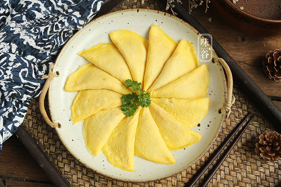 原创黄金蛋饺在家做,多加一样东西,煎出来的饺子不破皮,又香又嫩